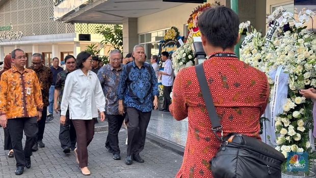 Menteri Keuangan, Sri Mulyani tiba di Rumah Duka Sentosa tempat mantan Menteri Koordinator Bidang Perekonomian, Kwik Kian Gie disemayamkan, RSPAD Gatot Subroto, Jakarta Pusat, Selasa (29/7/2025). (CNBC Indonesia/Zahwa)