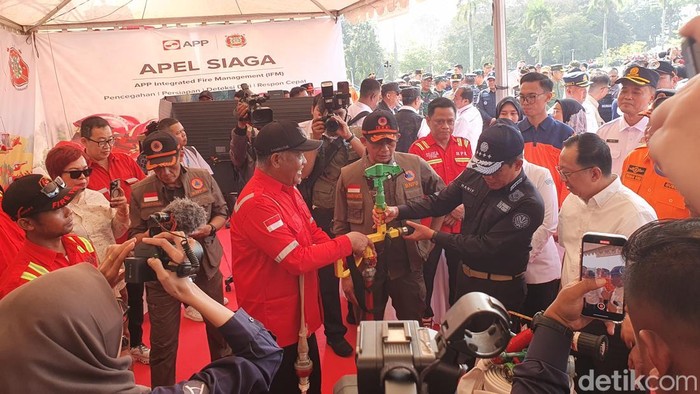 Menteri LH Hanif meninjau peralatan perusahaan untuk atasi karhutla di Sumsel.