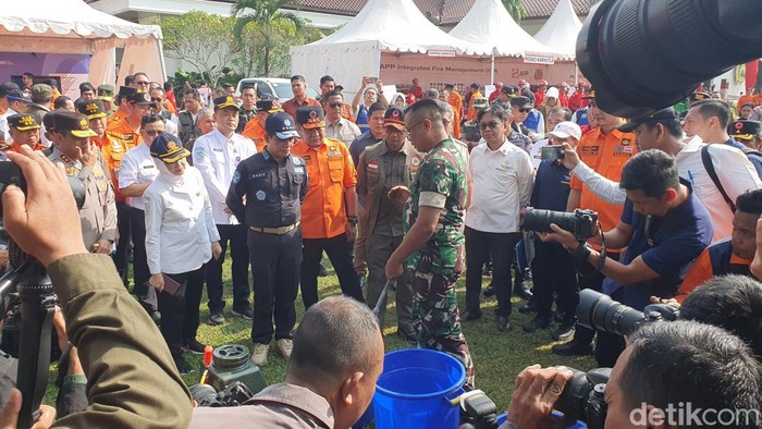 Menteri LH keliling tinjau kesiapan peralatan dan perlengkapan hadapi karhutla