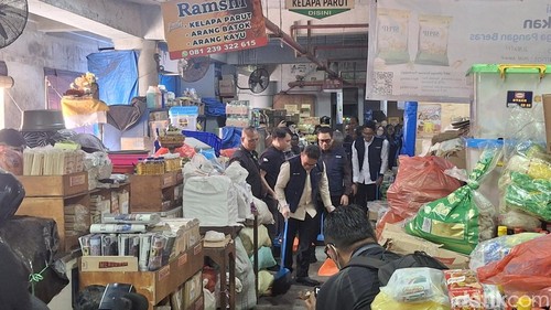 Menteri Perdagangan Budi Santoso saat melakukan kunjungan ke Pasar Badung, Denpasar, Selasa (29/7/2025). (Fabiola Dianira)