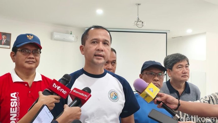 Menteri Transmigrasi M Iftitah Sulaiman Suryanegara.