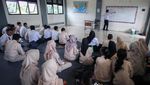 Miris! Siswa SMKN 8 Tangsel Belajar Tanpa Meja dan Kursi