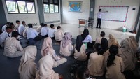 Meski tanpa fasilitas dasar, para siswa tetap mengikuti proses belajar mengajar dengan semangat. Namun situasi ini memunculkan keprihatinan dari berbagai pihak, mengingat pendidikan adalah sektor vital yang semestinya mendapatkan prioritas utama dalam anggaran daerah. Sejumlah orang tua murid mengaku kecewa dan berharap pemerintah segera turun tangan memperbaiki kondisi tersebut. ANTARA FOTO/Muhammad Iqbal