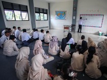 Miris! Siswa SMKN 8 Tangsel Belajar Tanpa Meja dan Kursi
