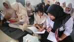Miris! Siswa SMKN 8 Tangsel Belajar Tanpa Meja dan Kursi