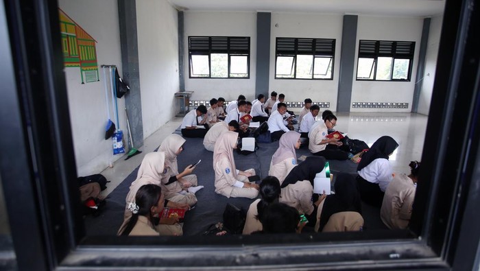 Miris! Siswa SMKN 8 Tangsel Belajar Tanpa Meja dan Kursi Siswa mengikuti kegiatan belajar mengajar tanpa meja dan kursi di SMKN 8 Tangerang Selatan, Serpong, Tangerang Selatan, Banten, Selasa (29/7/2025). Menurut pihak sekolah sebanyak 11 kelas di sekolah tersebut belum memiliki meja dan kursi karena imbas adanya efisiensi anggaran di Provinsi Banten. ANTARA FOTO/Muhammad Iqbal