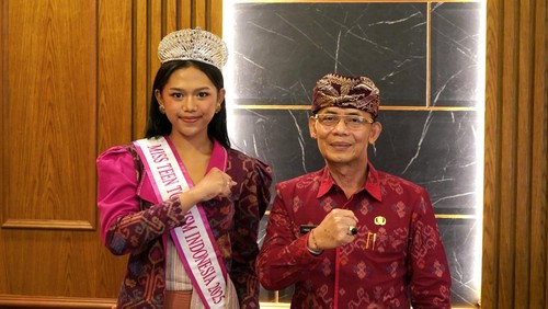 Miss Teen Tourism Indonesia 2025/Ning Ayu 2025, Ni Luh Putu Carla Greycia Meytria Kencana, bertemu Bupati Klungkung, I Made Satria, Selasa (29/7/2025) sebelum berangkat ke kontes Miss Teen Tourism 2025 di Filipina. (Dok. Pemkab Klungkung)