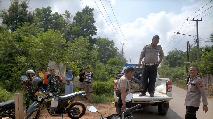 Motor yang terlibat laka saat dievakuasi polisi.