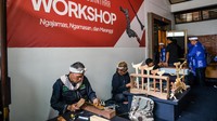 Perajin dari Jawa Barat menyelesaikan pembuatan keris saat mengikuti Pameran Pusaka Nusantara di Museum Sri Baduga. Pameran digelar dalam rangka ajang silaturahmi para pengelola museum di Indonesia serta meningkatkan akses dan jangkauan publik mengenai keberagaman budaya melalui pusaka. Foto: ANTARA FOTO/Raisan Al Farisi