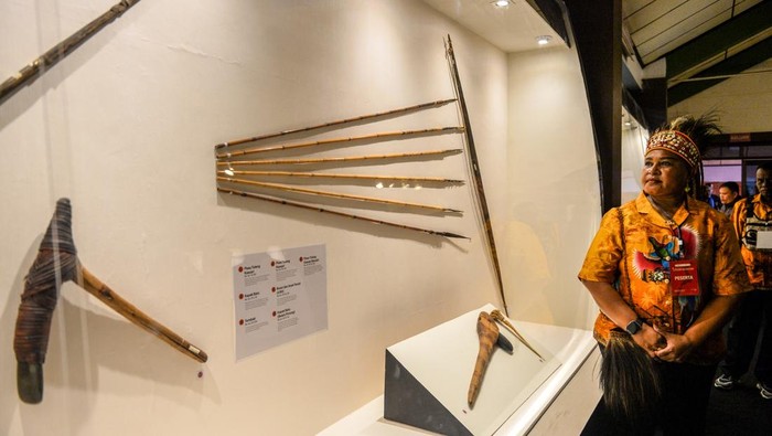 Pengunjung mengamati keris pusaka dari Jawa Barat yang dipamerkan pada Pameran Pusaka Nusantara di Museum Sri Baduga, Bandung, Jawa Barat, Selasa (29/7/2025). Pada tahun ini Kota Bandung menjadi tuan rumah untuk penyelenggaraan Pameran Pusaka Nusantara yang menampilkan 238 koleksi seperti kujang, keris, kudi, dan pedang dari 21 museum berbagai wilayah di Indonesia yang digelar dalam rangka ajang silaturahmi para pengelola museum di Indonesia serta meningkatkan akses dan jangkauan publik mengenai keberagaman budaya melalui pusaka. ANTARA FOTO/Raisan Al Farisi/tom.