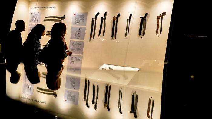 Museum Sri Baduga Hidupkan Sejarah Lewat Pameran Pusaka Nusantara Pengunjung mengamati keris pusaka dari Jawa Barat yang dipamerkan pada Pameran Pusaka Nusantara di Museum Sri Baduga, Bandung, Jawa Barat, Selasa (29/7/2025). Pada tahun ini Kota Bandung menjadi tuan rumah untuk penyelenggaraan Pameran Pusaka Nusantara yang menampilkan 238 koleksi seperti kujang, keris, kudi, dan pedang dari 21 museum berbagai wilayah di Indonesia yang digelar dalam rangka ajang silaturahmi para pengelola museum di Indonesia serta meningkatkan akses dan jangkauan publik mengenai keberagaman budaya melalui pusaka. ANTARA FOTO/Raisan Al Farisi/tom.