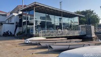 Selain makan dengan view pelabuhan, traveler juga diperbolehkan berfoto-foto di sekitar kafe kok. Bahkan jika ingin naik ke kapal yacht yang sedang berlabuh juga diizinkan. Tapi harus hati-hati ya!