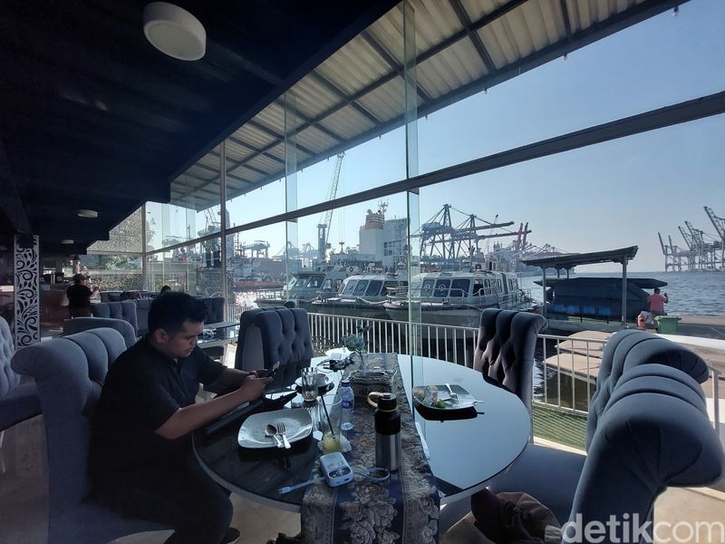 Officers Cafe di Jakarta Utara