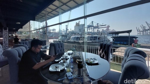 Officers Cafe, Kafe Viral dengan View Kapal-kapal Besar