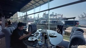 Officers Cafe, Kafe Viral dengan View Kapal-kapal Besar