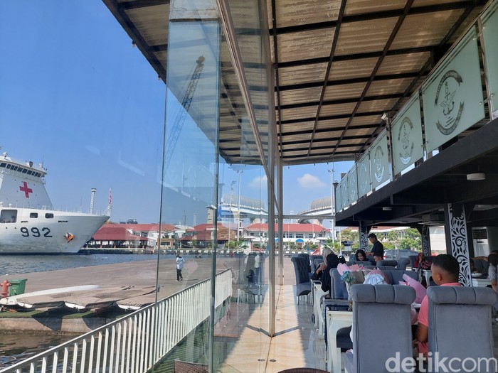 Officers Cafe di Jakarta Utara Officers Cafe di Jakarta Utara