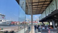Teruntuk menu makanan, cukup variatif mulai dari nasi goreng, spaghetti, sup iga, soto hingga cemilan ringan seperti kentang goreng. Dan pilihan minumannya mulai aneka jus, teh dan kopi. Rentang harga makanan dan minuman di sini mulai Rp 20 ribu- Rp 60 ribu.