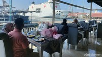Officer Cafe yang berlokasi di MAKO KOLINLAMIL, Jl Pelabuhan Tanjung Priuk, Jakarta Utara. Yap, lokasinya berada dalam markas tentara.