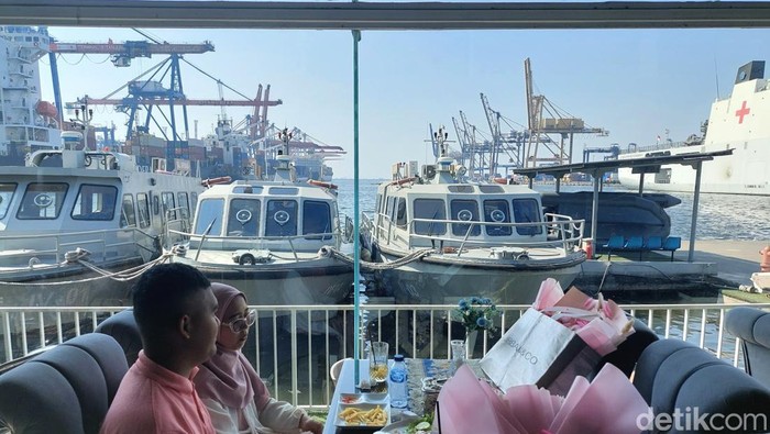 Viral! Spot Bengong Menatap Kapal-kapal Besar di Utara Jakarta