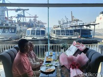 Viral! Spot Bengong Menatap Kapal-kapal Besar di Utara Jakarta