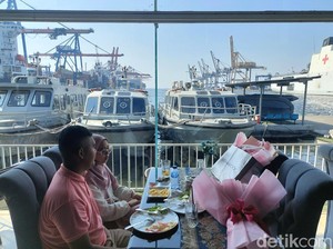 Viral! Spot Bengong Menatap Kapal-kapal Besar di Utara Jakarta