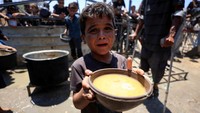 Kelaparan kini menjadi wajah sehari-hari di Gaza. Di balik desakan panci dan jeritan meminta makan, tersimpan krisis kemanusiaan yang dibiarkan membusuk di bawah blokade, serangan, dan kegagalan dunia untuk bertindak cepat.  (REUTERS/Dawoud Abu Alkas) 