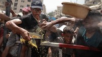 Kondisi ini terjadi setiap hari, memburuk dari waktu ke waktu. Gaza dilanda kelumpuhan total: toko-toko tutup, pasar kosong, dan bahan makanan langka. Dapur amal jadi satu-satunya tempat bertahan hidup, tapi tak cukup untuk menjangkau semua mulut yang lapar. (REUTERS/Khamis Al-Rifi) 