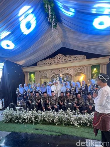 Pasangan pengantin yang berasal dari Betawi ini mengundang 5.000 tamu undangan, lengkap dengan panggung hiburan bak konser musik. Suasana pernikahan tersebut sontak viral di media sosial.