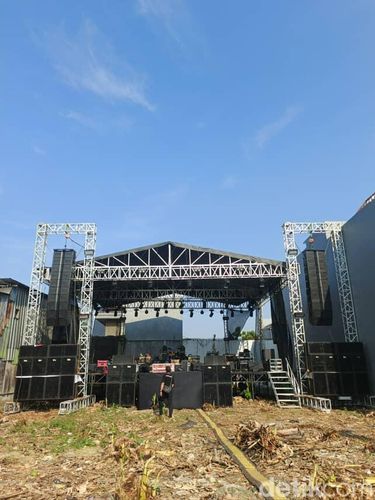 Pasangan pengantin yang berasal dari Betawi ini mengundang 5.000 tamu undangan, lengkap dengan panggung hiburan bak konser musik. Suasana pernikahan tersebut sontak viral di media sosial.