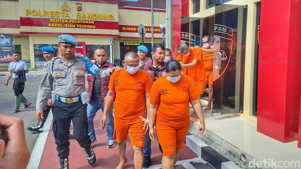 Pasutri di Bandung ditangkap polisi usai kedapatan jual sabu.