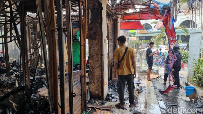 Pedagang bercerita tidak sempat mengambil kunci motor hingga dompet saat kebakaran hebat melanda Pasar Taman Puring, Jakarta Selatan (Jaksel). (Taufiq/detikcom).