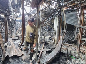 Pedagang Ini Cerita Detik-detik Selamat dari Kebakaran Besar Taman Puring