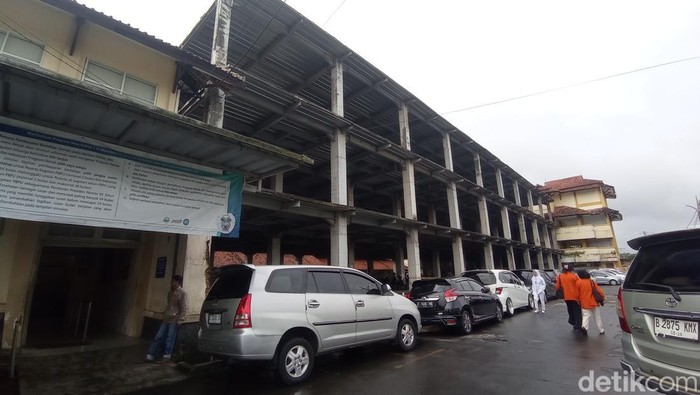 Pembangunan gedung poliklinik RSUD dr Soekardjo mangkrak bertahun-tahun.
