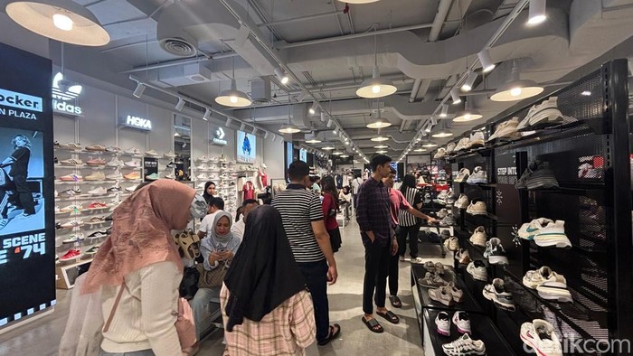 Pembeli saat melihat barang-barang di salah satu mal kawasan Surabaya pusat.