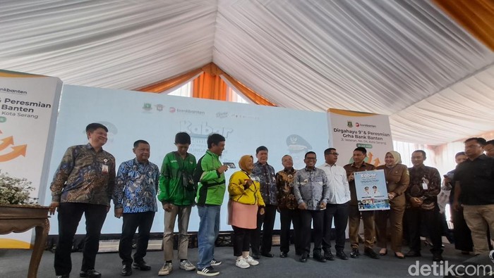 Pemerintah Provinsi Banten bekerja sama dengan Bank Banten merilis program Tabungan Pajak untuk warga bisa menyicil pembayaran pajak kendaraannya. (Arief/detikcom)