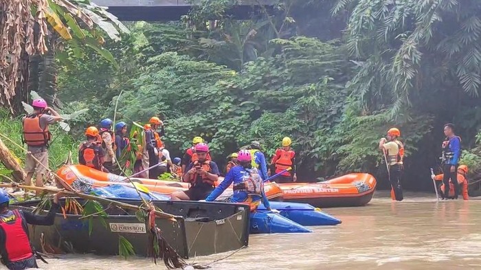Pemkot Serang bareng masyarakat bersihkan sungai Cibanten