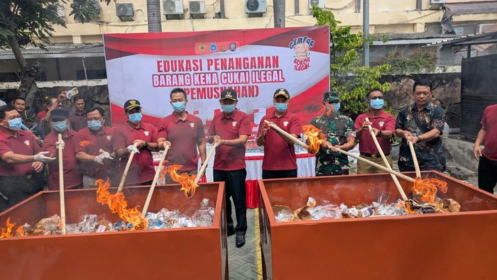 Pemusnahan rokok tanpa pita cukai dan minuman beralkohol ilegal di halaman kantor Kejari Lamongan.