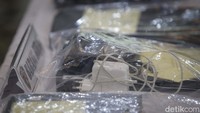 Selain itu, ada barang bukti lain, seperti laptop, ponsel alat kontrasepsi, dan pelumas. Polisi rencananya menggelar konferensi pers pengungkapan kasus itu siang ini.