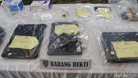 Polda Metro Jaya menunjukkan barang bukti terkait kasus kematian diplomat muda Kementerian Luar Negeri (Kemlu) ADP dengan kondisi wajah terlilit lakban di kos Menteng, Jakarta Pusat. Barang bukti itu ditemukan selama proses pengusutan kasus berlangsung.