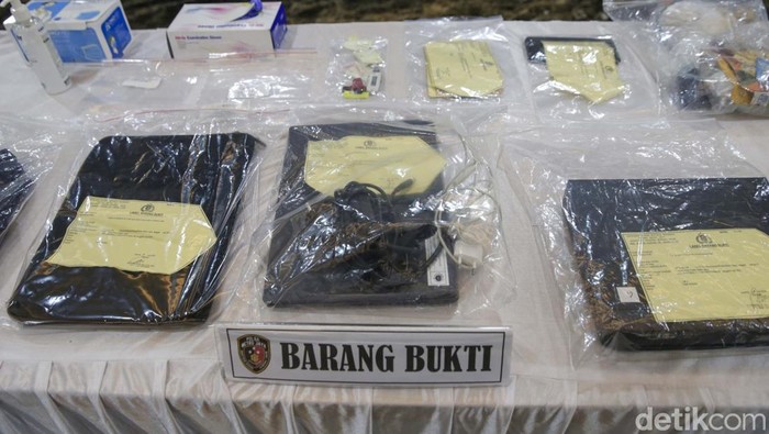 Penampakan Barang Bukti Kasus Kematian Diplomat Kemlu Arya Daru Deretan barang bukti tersebut ditunjukkan di Ditreskrimum Polda Metro Jaya, Selasa (29/7/2025). Salah satu yang ditunjukkan ialah lakban kuning.