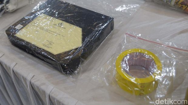 Deretan barang bukti tersebut ditunjukkan di Ditreskrimum Polda Metro Jaya, Selasa (29/7/2025). Salah satu yang ditunjukkan ialah lakban kuning.