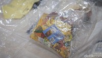 Barang bukti dari kasus kematian Diplomat Kemlu Arya Daru. Jasad ADP ditemukan oleh penjaga kos pada Selasa (8/7) pagi.Mayat ADP ditemukan dengan wajah terbungkus plastik dan dililit lakban kuning.