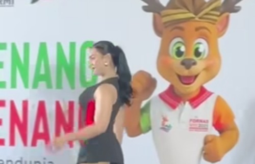 Penampilan Inorga Miss Glamour yang mendapat sorotan pada pelaksanaan Fornas ke VIII NTB tahun 2025. (dok. Tangkapan layar Facebook @SadikWadi).