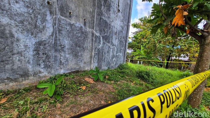 Garis polisi membentang di sekitar lokasi penemuan mayat Apud (60), warga Kampung Jembatan Dua, Palabuhanratu. Korban ditemukan dalam posisi sujud tanpa mengenakan celana di belakang gedung sarang walet.
