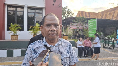 Ahmad Bumi, pengacara eks Kapolres Ngada, Fajar Widyadharma Lukman Sumaatmaja, saat diwawancarai seusai sidang pemeriksaan saksi di PN Kelas 1A Kupang, NTT, Senin (28/7/2025).