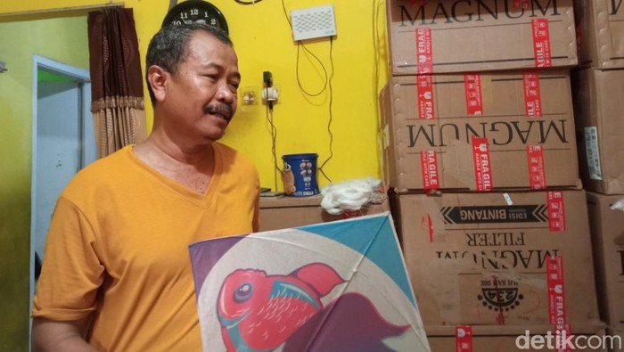 Yusuf, pengrajin layangan di Cirebon