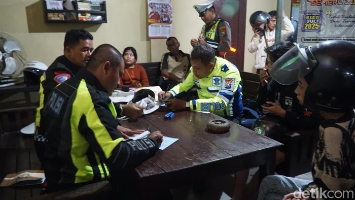Penindakan pelanggar lalu lintas di tengah Operasi Patuh Semeru 2025 di Blitar.
