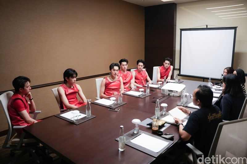 Boyband T-Pop PROXIE (kiri ke kanan): Onglee, Chokun, Gorn, Kim, Gun, Victor saat interview eksklusif dengan detikpop di sebuah hotel kawasan Jakarta Pusat pada Sabtu (26/7/2025).