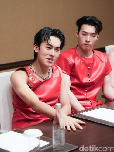 Boyband T-Pop PROXIE (kiri ke kanan): Gorn, Kim saat interview eksklusif dengan detikpop di sebuah hotel kawasan Jakarta Pusat pada Sabtu (26/7/2025).