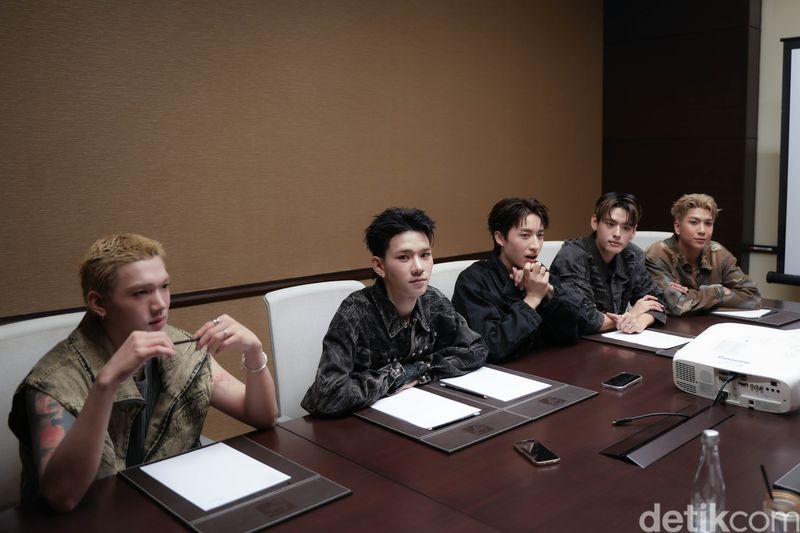 Boyband T-Pop PERSES (kiri ke kanan): Krittin, Pluggy, Jung, Nay, Palm saat interview eksklusif dengan detikpop di sebuah hotel kawasan Jakarta Pusat pada Sabtu (26/7/2025).
